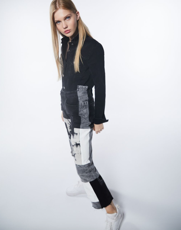 Para qué elegir un efecto si se pueden tener todos. Estos vaqueros suman al desteñido estratégico los típicos parches grunges y el bajo deshilachado. La silueta es recta, con lo que favorecen a todas (Bershka, 69,99 euros).