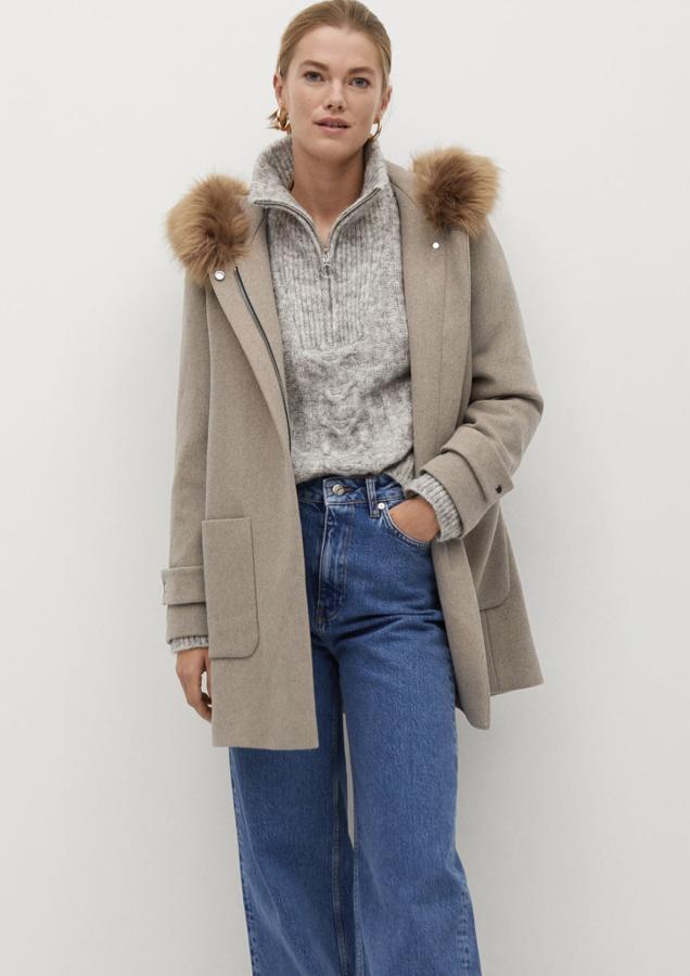 Disponible en color café o azul marino, este abrigo corto de diseño recto y capucha desmontable cuenta con cierre de cremallera en la parte delantera y bolsillos laterales. Es de Mango y tiene un precio rebajado de 39,99 euros.