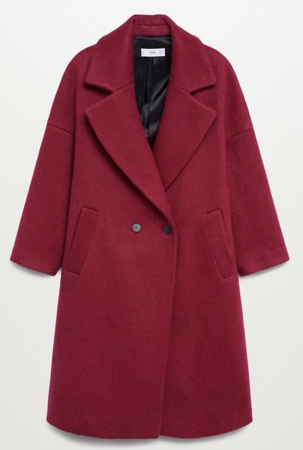 En color fucsia, este abrigo largo con cuello de solapa y bolsillos laterales cuenta con cierre de botones en la parte delantera y tiene un precio rebajado de 55,99 euros. Es de Mango.