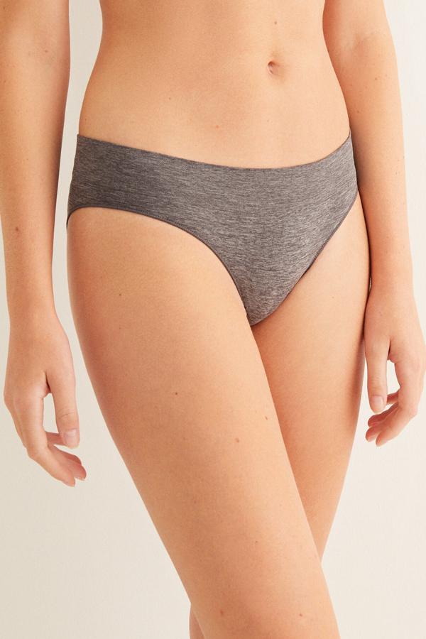 Disponible en varios colores, esta braguita clásica gris sin costuras se adapta a la piel con un tejido suave y cómodo. Con acabados invisibles, es de Women´secret y tiene un precio rebajado de 8,99 euros.