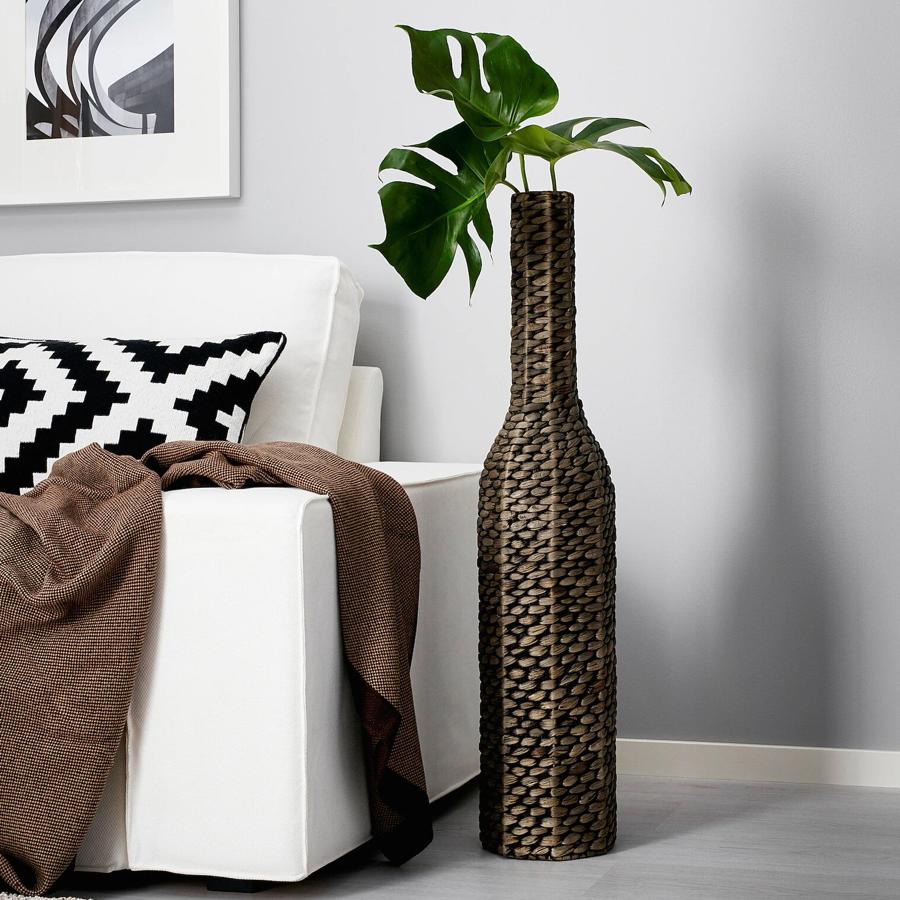 Con 90 centímetros de altura, este florero trenzado en color gris tiene un precio de 20 euros.