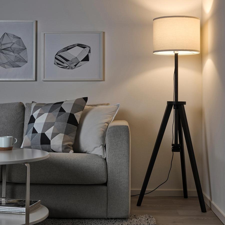 Esta lámpara de pie con tulipa fabricada con botellas PET recicladas y base de madera maciza en color marrón tiene un precio de 50 euros.