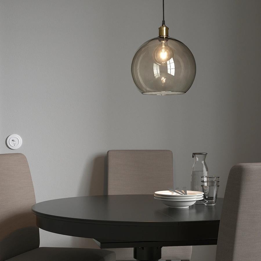 De vidrio ahumado y chapado en latón, esta lámpara de techo creado con técnicas tradicionales por artesanos expertos tiene un precio de 30 euros.