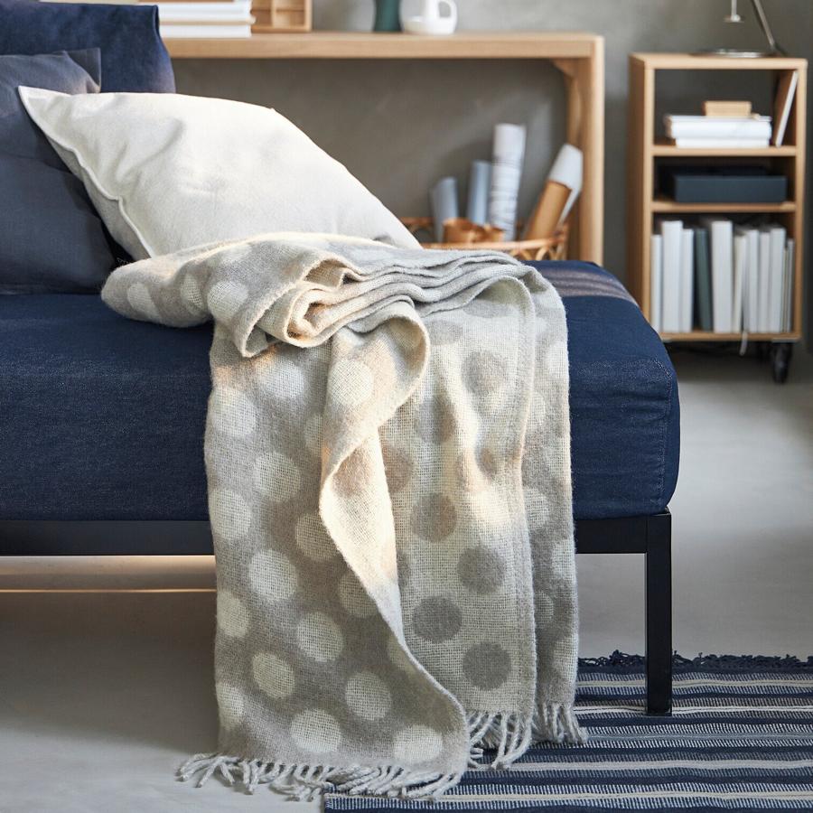 Confeccionada en 100% suave y cálida lana, esta manta de 150x200 centímetros en tono beige tiene un precio de 49 euros.