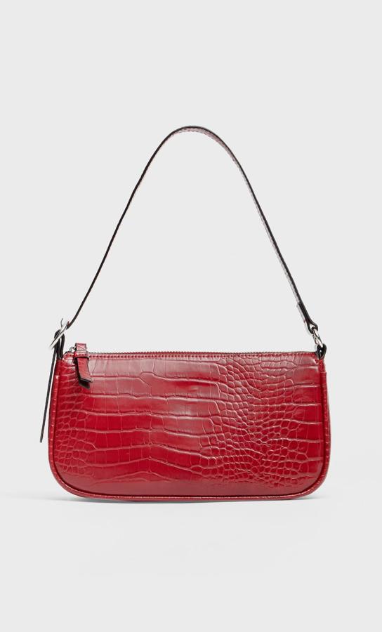 Disponible en rojo o negro, este mini bolso bandolera con cremallera es de Stradivarius y tiene un precio de 15,99 euros.