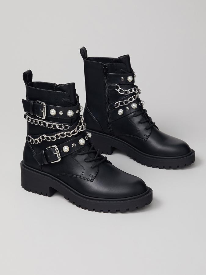 Con detalle de tiras con hebillas y piezas decorativas, este botín motero de color negro cuenta con cierre mediante cremallera lateral interior y corones. Tiene un precio de 35,99 euros.