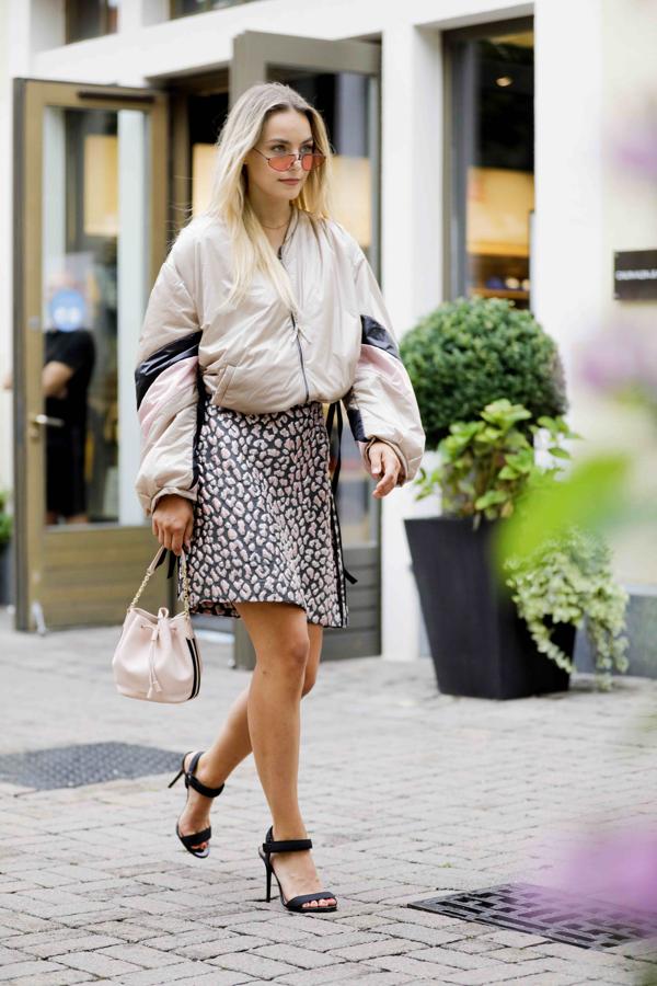 Un giro sport casual, mezclando la minifalda con una bomber de seda oversize.