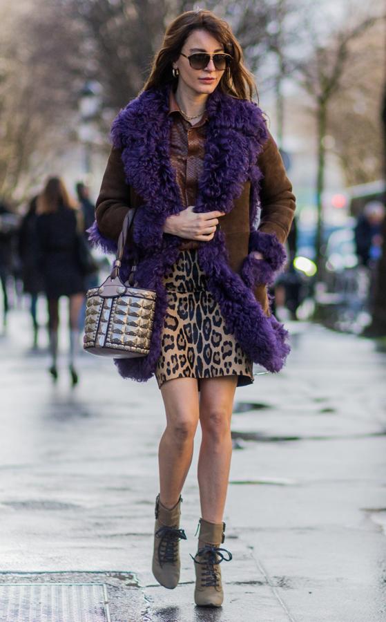Una aproximación de inspiración setentera formada por una minifalda, abrigo de ante con forro de borrego y botines de tacón en tonos militares.