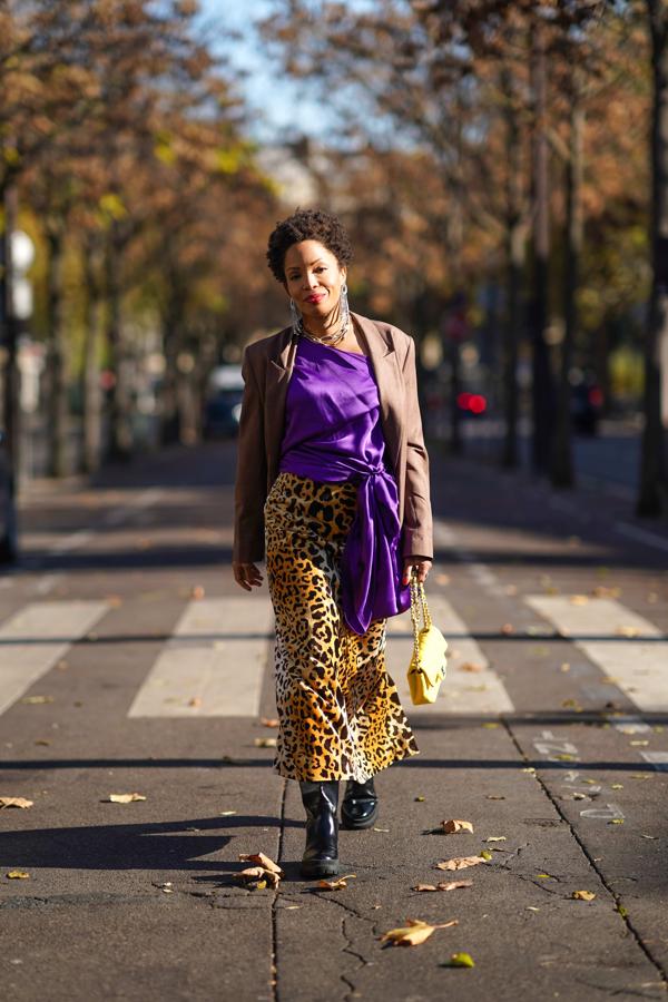 La excentricidad del leopardo encuentra en un top de seda asimétrico morado y maxijoyas brillantes a sus mejores aliados.