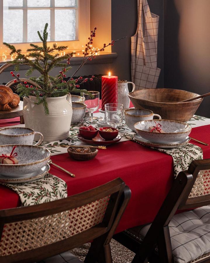 No lo podemos evitar, nos encantan las mesas navideñas en las que el rojo es el protagonista. Y es que las tendencias están muy bien, pero hay fechas en las que la tradición manda...El mantel cuesta 9.99 euros; el pack de servilletas, 4.99 euros; el bowl de madera, 39.99 eurs y los platos, a partir de 12.99 euros.