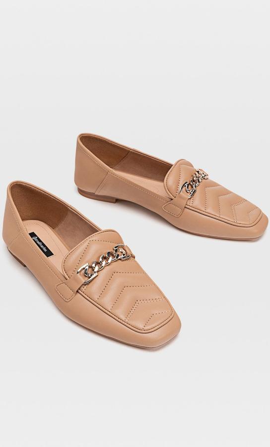 Estos son de Stradivarius, en beige y con la pala acolchada, además del detalle de cadena que tanto se lleva (25,99 euros).