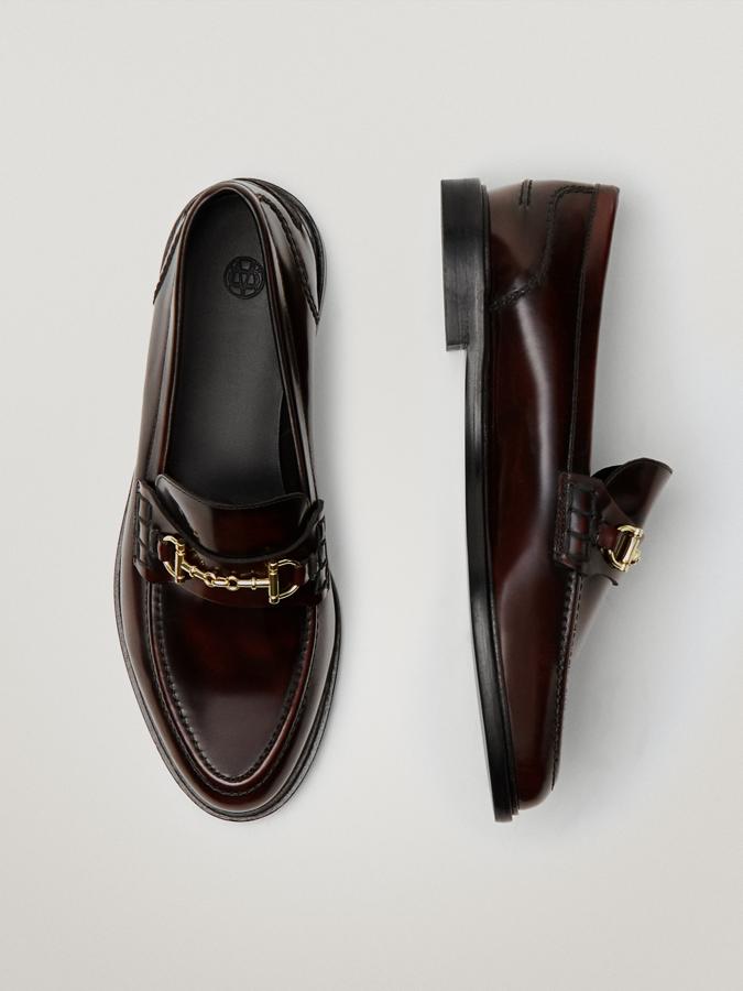 Los de toda la vida los puedes encontrar en Massimo Dutti, en varios tonos (estos son los burdeos) y con hebilla metálica en forma de estribos, tan característica de estos zapatos (79,95 euros).