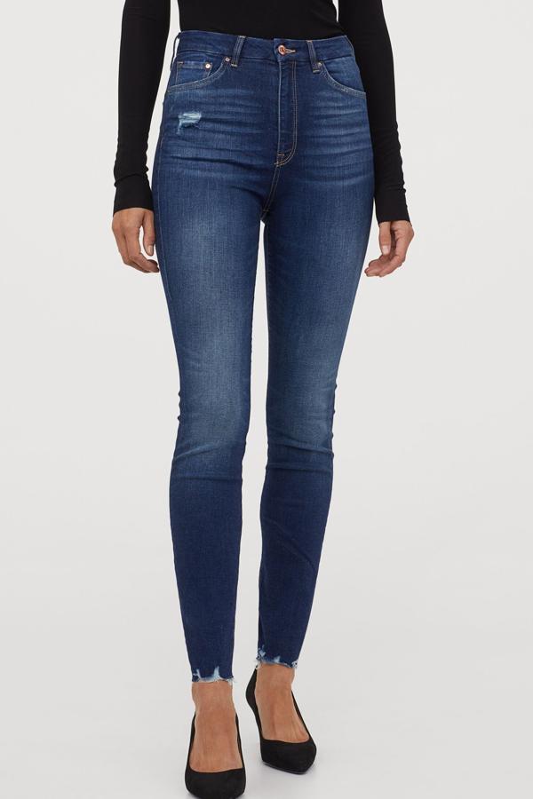 Con bajos deshilachados y pernera maxiajustada, este vaquero tobillero en tejido elástico tiene un precio de 29,99 euros.