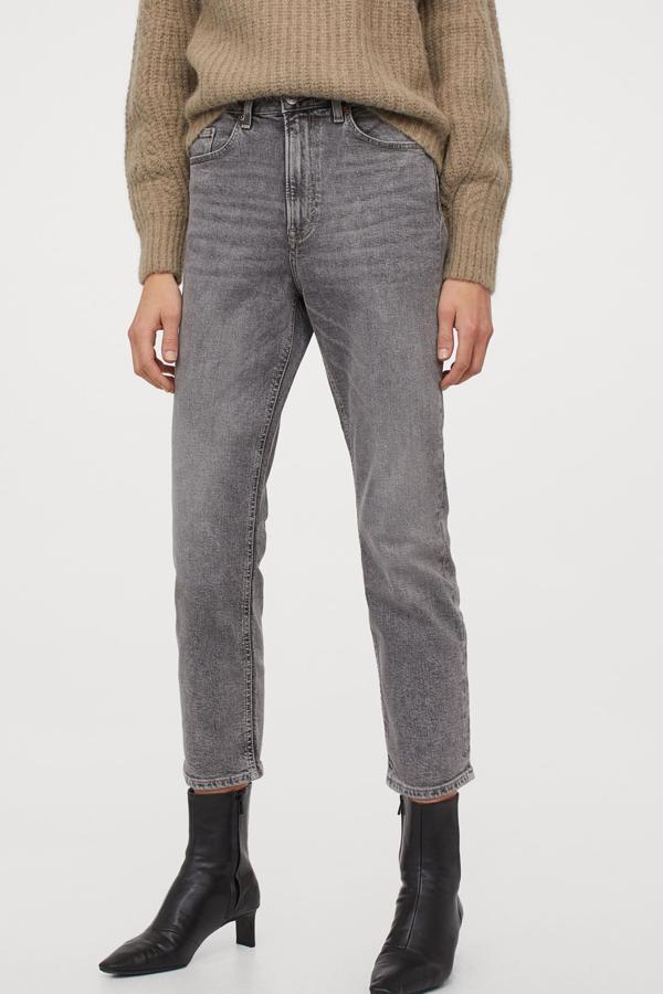 En color gris, este vaquero tobillero de cinco bolsillos y talle extra alto cuenta con perneras ajustadas y tiene un precio de 24,99 euros.