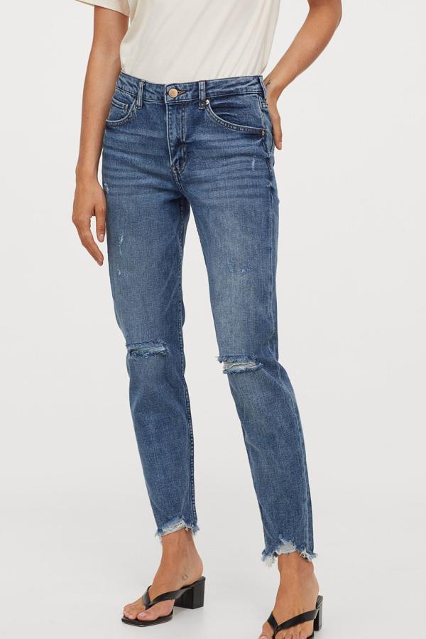 Confeccionado en algodón parcialmente reciclado, este denim elástico con detalles maxi desgastados y de corte holgado tiene un precio de 29,99 euros.