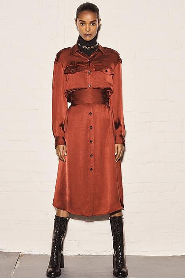 En color burdeos y con detalle de trabilla en el hombro, este favorecedor vestido camisero ha arrasado.