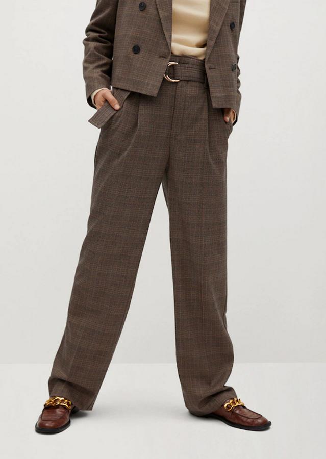 En beige oscuro con cuadros negros, este pantalón de diseño recto con pinzas, tiro alto y cinturón ajustable a tono tiene un precio de 39,99 euros y está disponible en Mango entre las tallas 32 y 44.