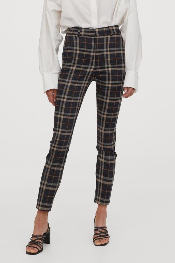 En negro con cuadros en beige, este pantalón tobillero de H&M en tejido elástico con elástico oculto en la cintura, bolsillos al bies y perneras pitillo, tiene un precio de 19,99 euros y está disponible en todas las tallas entre la 32 y la 50 menos la 36 y la 42.