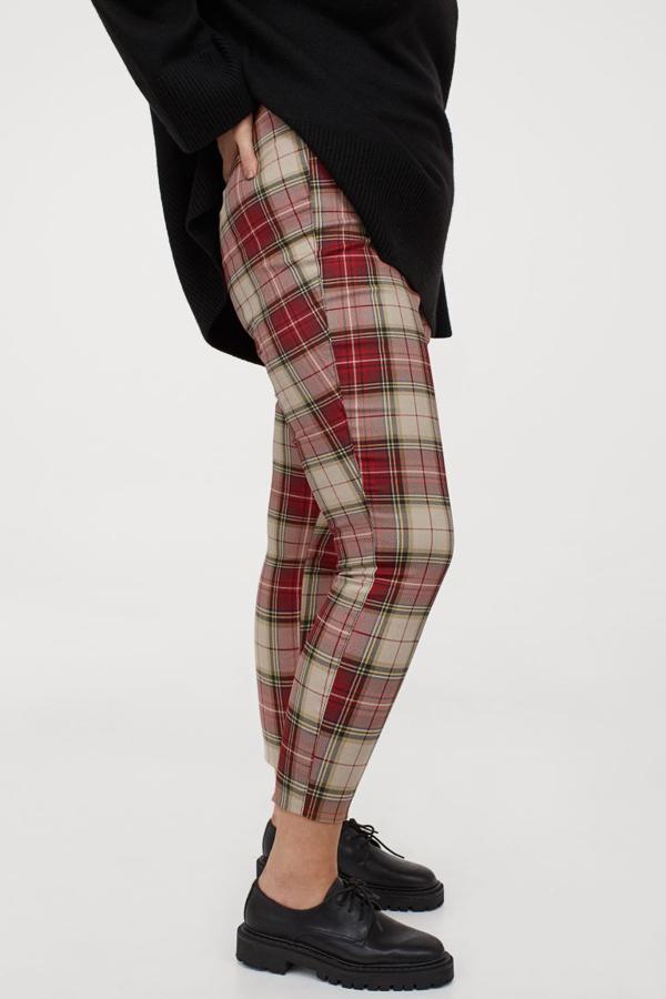 Cuadros rojos sobre fondo beige para este pantalón de H&M en sarga superelástica con talle alto con elástico oculto en la cintura, perneras ajustadas y bajos ceñidos. Tiene un precio de 19,99 euros y está disponible en las tallas L y XXL.