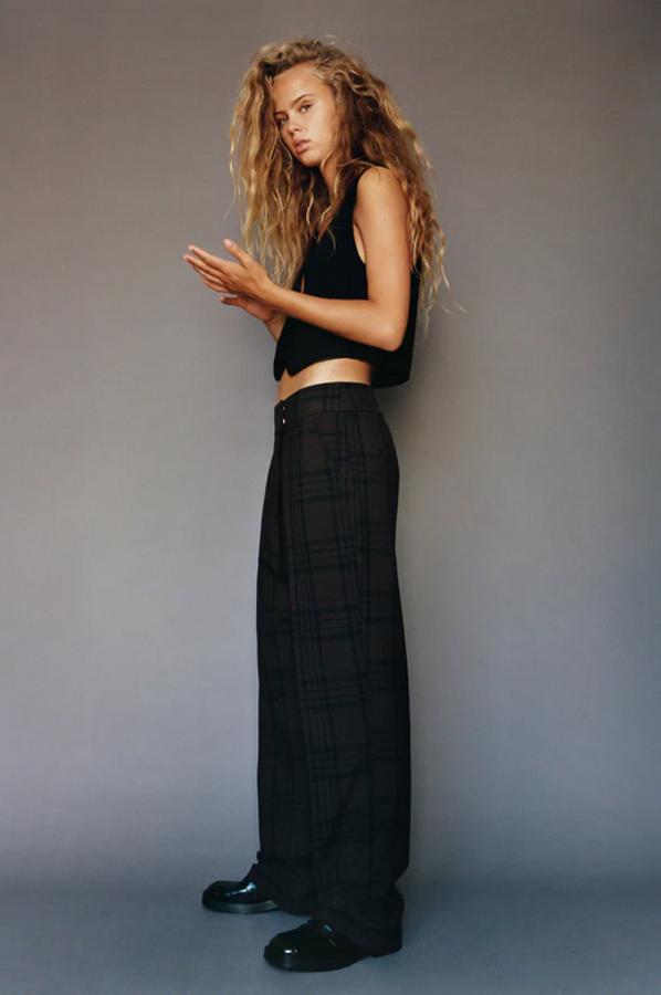 De tiro alto, con diseño baggy y bolsillos laterales, este pantalón marrón de cuadros negros de Zara confeccionado con al menos un 25% de poliéster reciclado solo queda en la talla M por 25,95 euros.