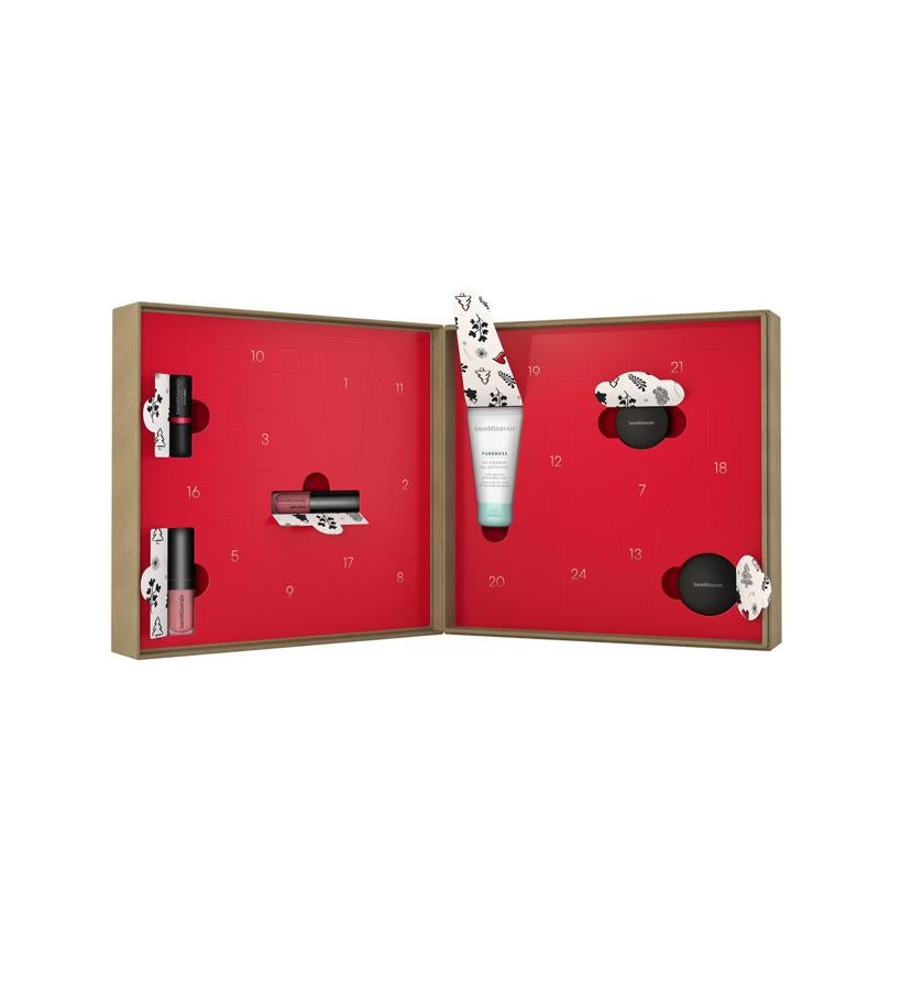 Una mini talla de maquillaje o tratamiento detrás de cada una de las 24 ventanas. La caja está hecha con materiales reciclados y reciclables. Calendario de Adviento con Minitallas de BareMinerals (109 €).