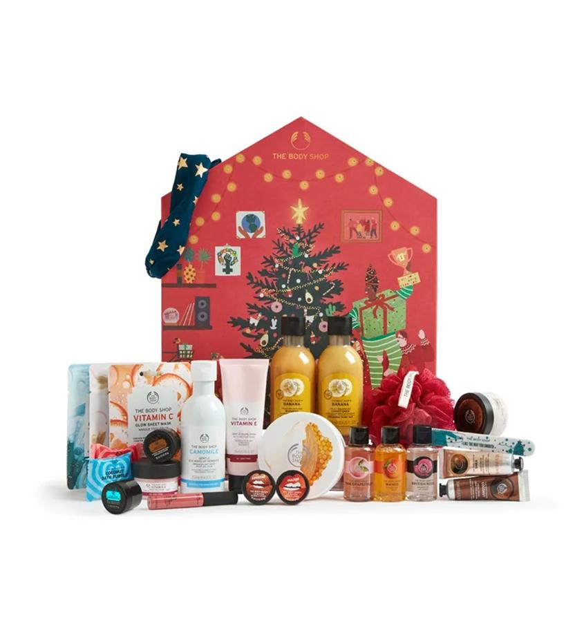 Contiene 25 sorpresas de tamaño real y tamaño mini que van desde minimascarillas faciales al dúo de cuidado del cabello de Banana (tamaño real) y la Body Butter de miel y almendra. Está ilustrado con alegres personajes que celebran lo que significa ser un familia moderna, abrazando el propósito de luchar por un mundo más justo y más bello. Calendario de Adviento Grande de The Body Shop (89 €).