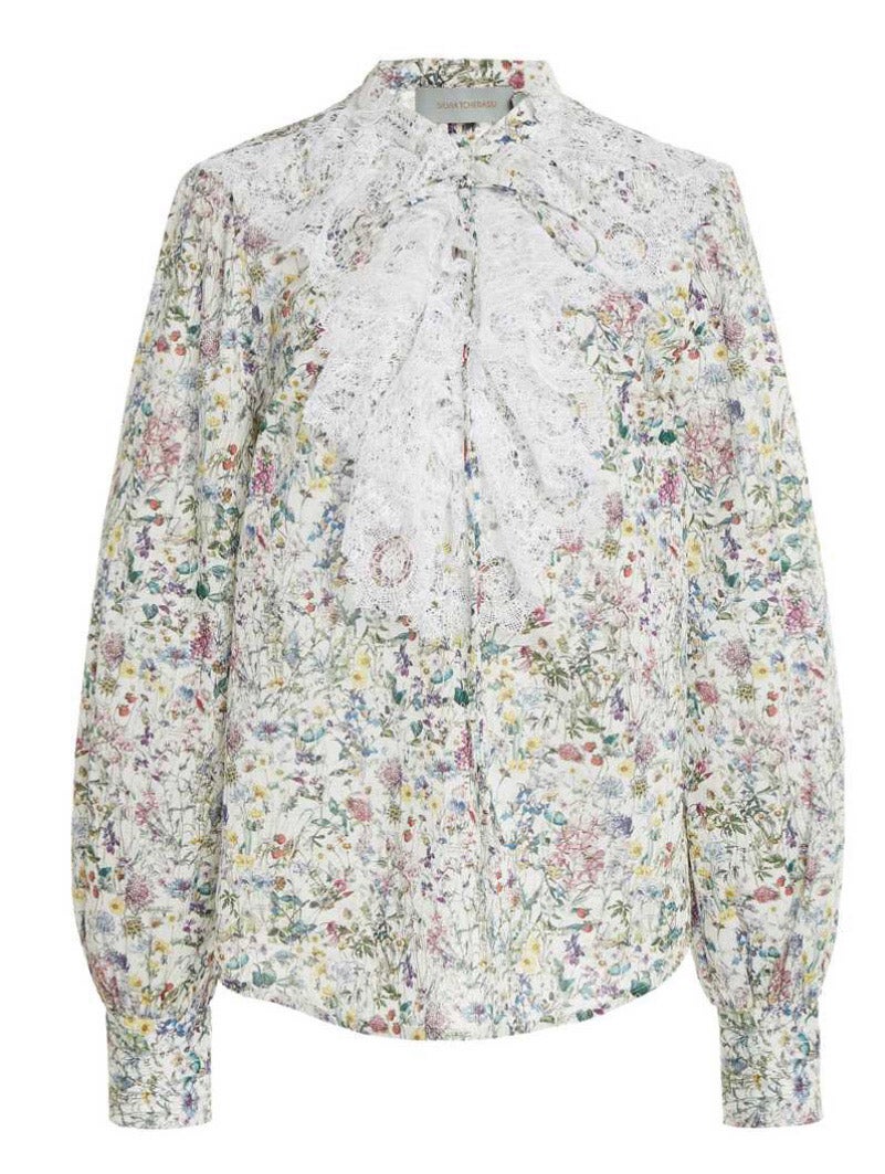 Blusa estampada con bordados de encaje, de Silvia Tcherassi (505 €).