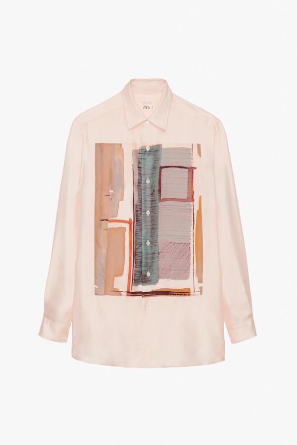 Camisa de tejido fluido con estampado pictórico, de Zara hombre (49,95 €).