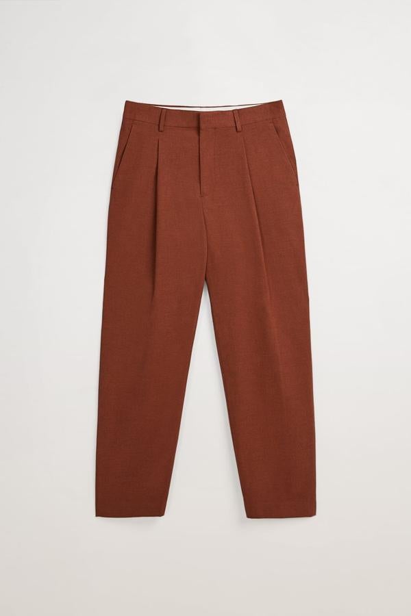 Pantalones de vestir con pinzas, de Zara hombre (35,95 €).