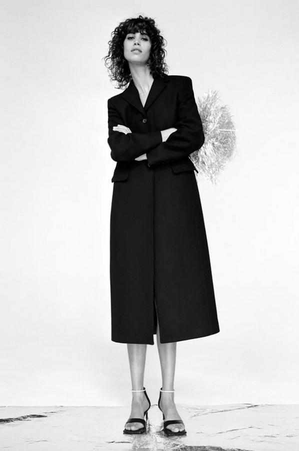 Diseño entallado para este abrigo negro confeccionado con tejido en mezcla de lana, con cuello solapa y bolsillos con solapa en delantero. Con bajo con abertura en espalda y cierre frontal con botones a tono, cuesta 109 euros y está disponible entre las tallas XS y XL.