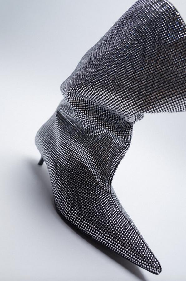 Con tacón kitten y corte con brillos, esta bota en color plata acabada en punta tiene un precio de 119 euros y estará disponible entre los números 36 y 41.