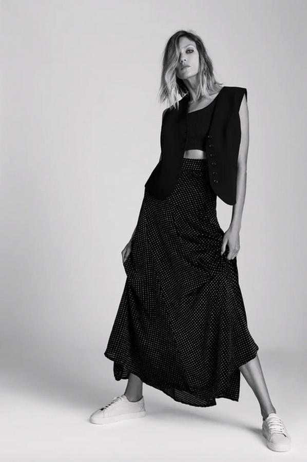 De tiro alto con detalle de hilo metalizado, esta falda larga negra con cierre de cremallera lateral oculta en la costura cuesta 49,95 euros y está disponible entre las tallas XS y XL.