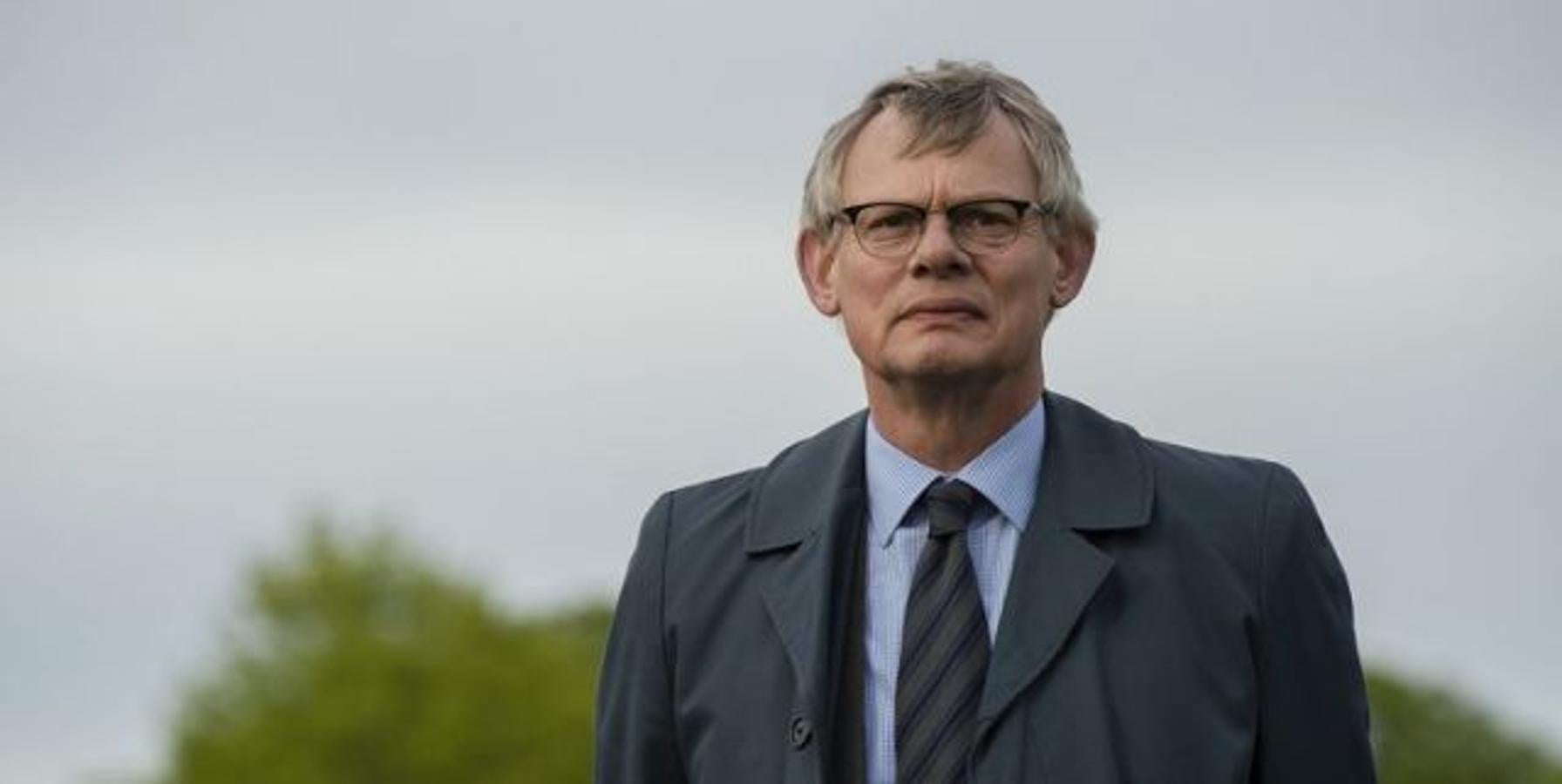 Manhunt. Miniserie. Filmin. 15 de diciembre.Compuesta por tres episodios, esta producción británica se ha convertido en la serie más vista de ITV desde Broadchurch. La producción narra a través de un analítico y emocionante retrato la investigación del asesinato real de la estudiante francesa Amélie Delagrange, por el que fue detenido el asesino en serie Levi Bellfield. Para conseguirlo el inspector Colin Sutton deberá enfrentarse a muchas dificultades, que no terminarán con su detención.