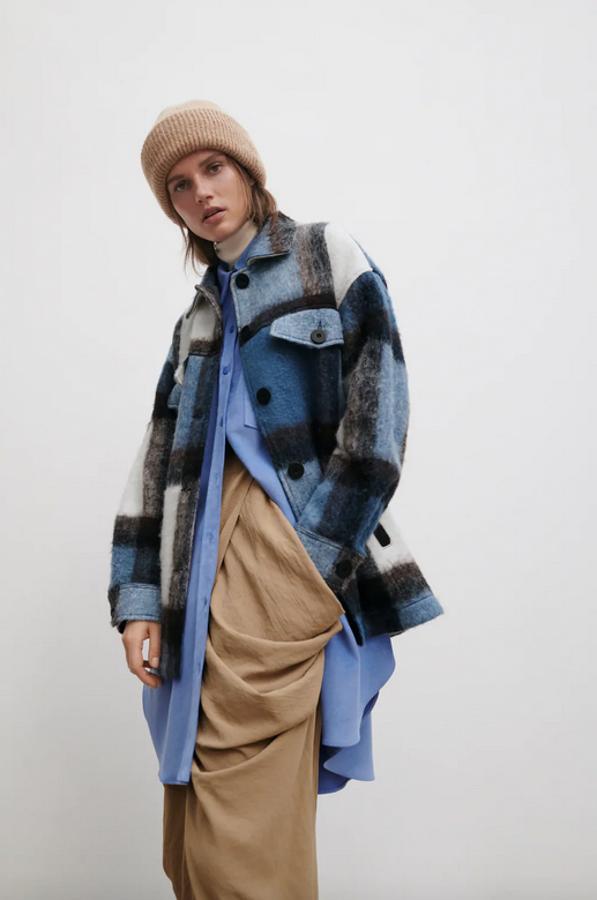 Tonos azules para esta sobrecamisa de Zara confeccionada con tejido en mezcla de lana. Con bolsillos delanteros de vivo, cierre frontal de botones a contraste en negro, cuesta 49,95 euros y solo queda en la talla M, aunque regresará a la web en otras tallas.