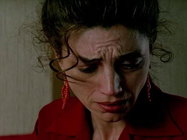 Ángela Molina en un fotogama de 'Carne trémula'.