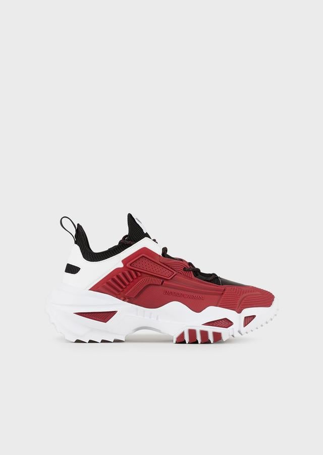 Deportivas con maxisuela de goma, de Emporio Armani (290 €).