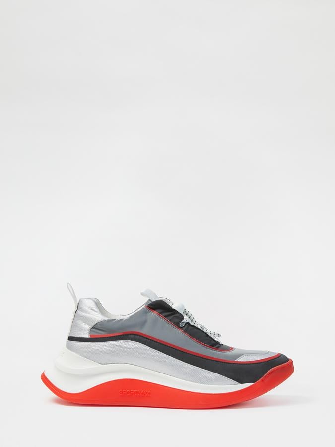 Deportiva en piel y tejido técnico, de Sportmax (359 €).