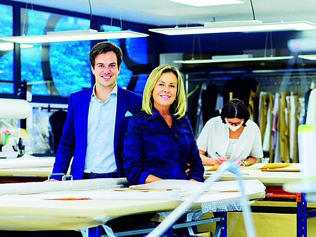 Rosa Clará y su único hijo, Daniel, que se ha incorporado a la empresa familiar, posan en su taller de Barcelona.