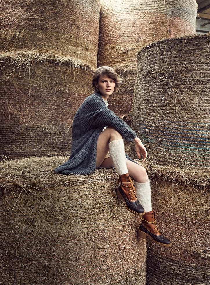 Vestido, botas y pendientes, todo de Chloé. La rebeca es de Martino Midali y las medias, de Gucci.