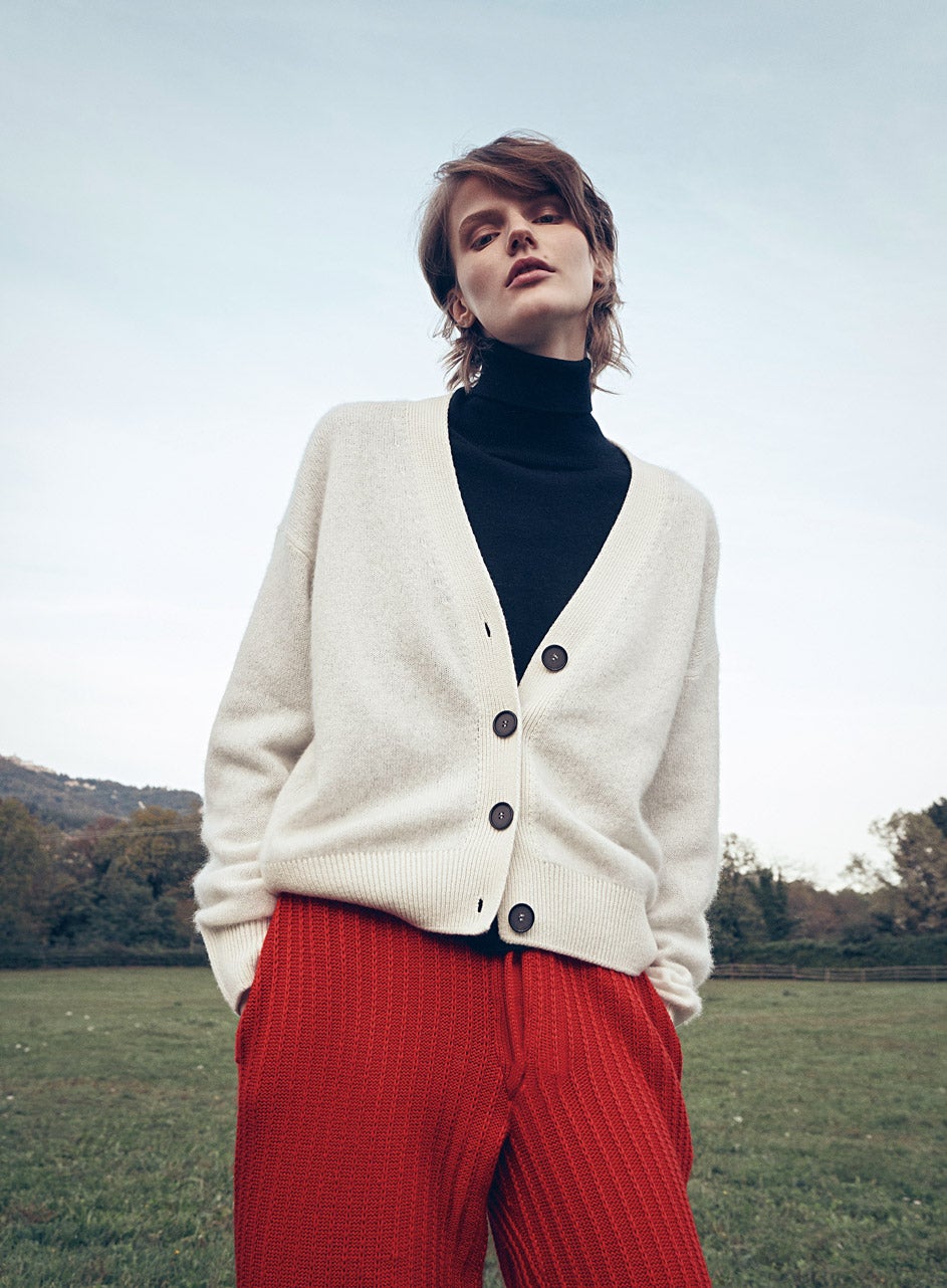 Rebeca y jersey de cuello vuelto, ambos de Falconeri; y pantalones de TL.