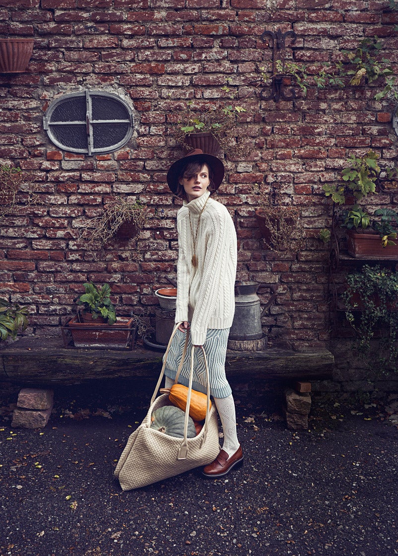 Jersey de cachemir, de Alpha Studio; falda de Marco de Vincenzo y sombrero de Maison Michel. Collar de Aurélie Bidermann, bolso de Bottega Veneta, medias de Gucci y mocasines de Chloé.