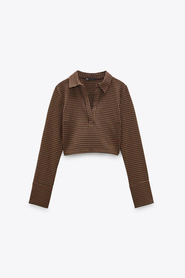 Top corto de manga larga y cuello con solapas de camisa, de Zara (22,95 €).