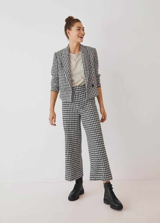 Conjunto de chaqueta corta y pantalones anchos cortos, todo de Mango.