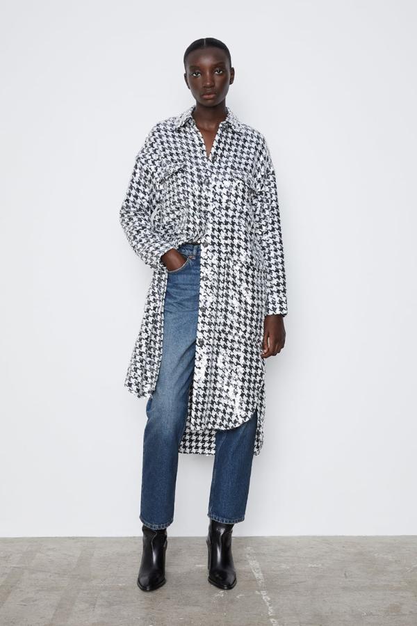 Sobrecamisa extralarga con lentejuelas, de Zara (69,95 €).