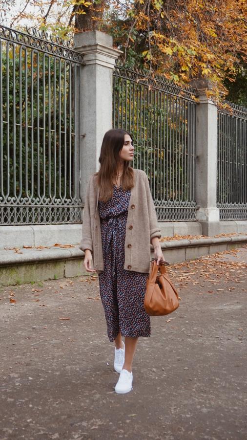 Un clásico básico que nunca falla y que nos deja looks de inspiración boho sensacionales como este de Mery Turiel: lucir tus vestidos midi favoritos ( este de Pieces , 28 euros en Amazon) con un  cárdigan de punto oversize  (26.90 euros, de Vero Moda)