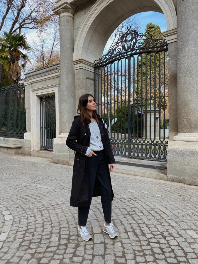Ese mismo  cárdigan, pero en color gris , se puede llevar como hace Mery Turiel: por dentro de la cinturilla de unos jeans slouchy, combinados con zapatillas y un trench ( este es de Find  , a partir de 40 euros).