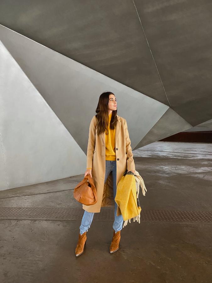 Sofisticada y súper estilosa, Mery Turiel demuestra que los looks a todo color son perfectos para los días grises del invierno. En este, nos encanta cómo hace protagonista al  jersey amarillo de mangas puffy de Pepe Jeans  (41.95 euros en Amazon) y lo combina con unos  jeans clásicos de Levi's ,  botines de inspiración cowboy de Unisa  (108 euros) y un  abrigo cámel de Find  (77 euros).