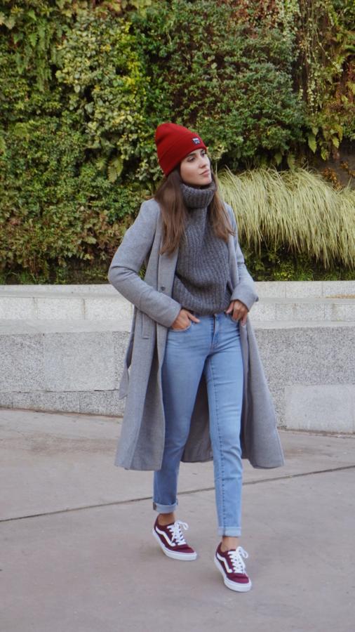El combo jersey calentito de cuello vuelto y jeans es, sin duda, el más infalible del invierno para nuestros looks 'comfy'. En este caso, Mery Turiel apuesta por el gris como base (en el  jersey de Hugo Boss  y el  abrigo de Find ), y añade pinceladas en granate con los complementos, como  las zapatillas Vans , un clásico urbano que no pasa de moda.
