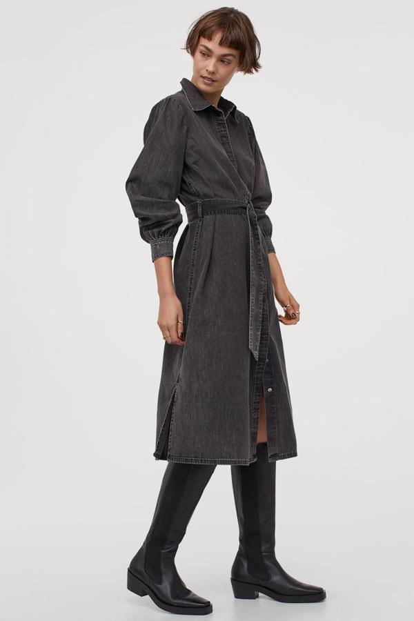 En negro con efecto lavado, este vestido camisero en denim con cuello, botones frontales y canesú en la espalda es de H&M y viene con mangas largas abullonadas y cinturón a tono extraíble. Confeccionado con algodón parcialmente reciclado, está disponible entre las tallas XXS y XL y cuesta 29,99 euros.