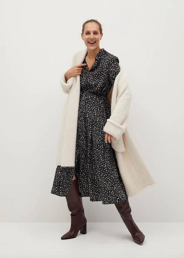 Con estampado de flores minimalista en blanco y rojo sobre fondo negro, este vestido camisero pertenece a la colección sostenible de Mango y viene con cuello clásico, mangas con puños abotonados, cintura elástica y detalles fruncidos. Con lazo a la cintura extraíble, tiene un precio de 29,99 euros y está disponible entre las tallas XS y L.